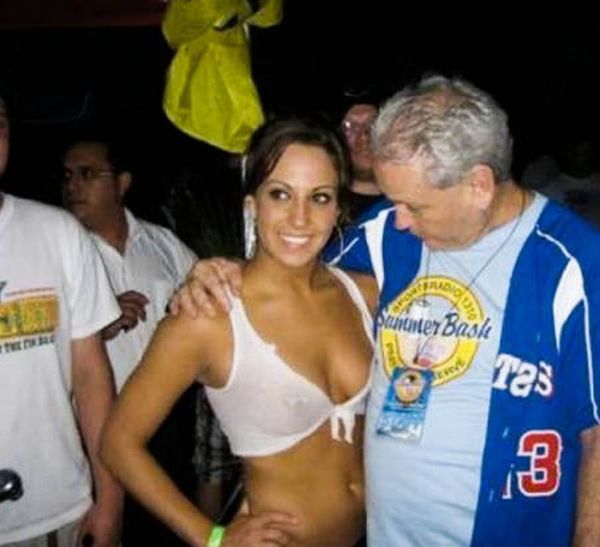 Мужики смотрят на дойки бабам