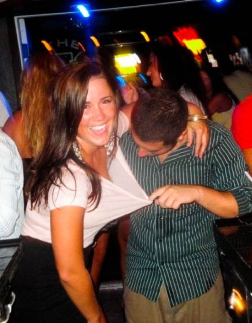 Мужики смотрят на дойки бабам