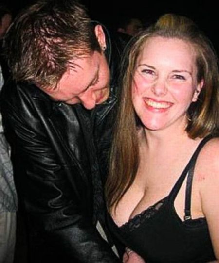 Мужики смотрят на дойки бабам