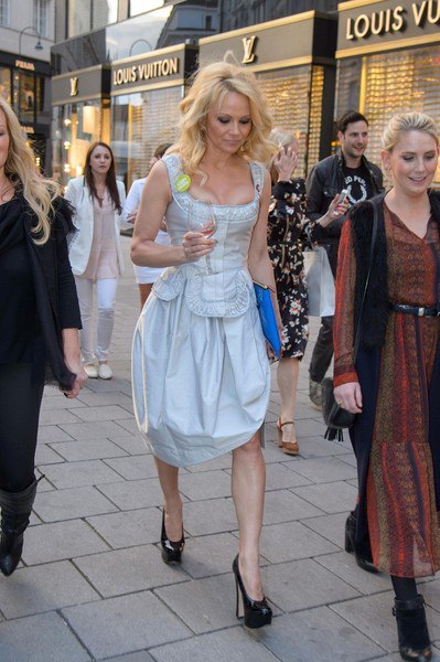 Памела Андерсон на шоппинге в Вене - 19 июня