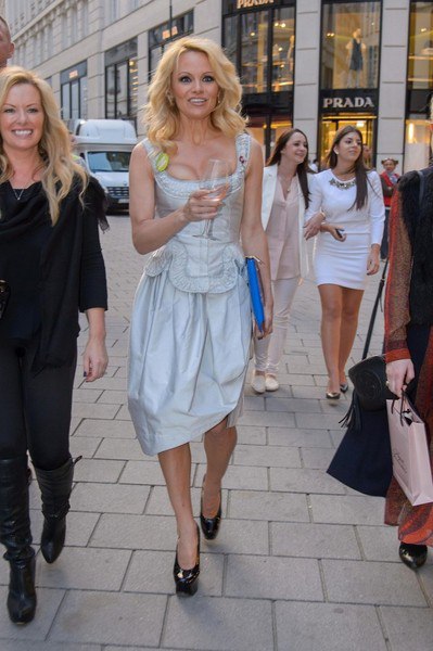 Памела Андерсон на шоппинге в Вене - 19 июня