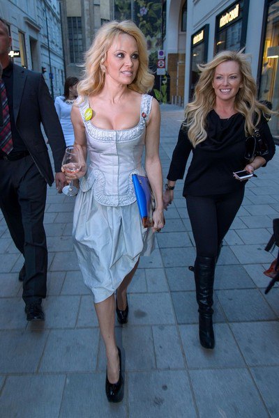 Памела Андерсон на шоппинге в Вене - 19 июня