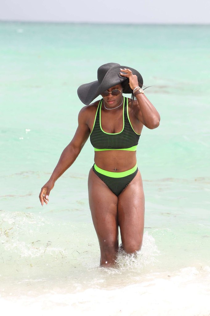 Серена Уильямс на пляже в Майами