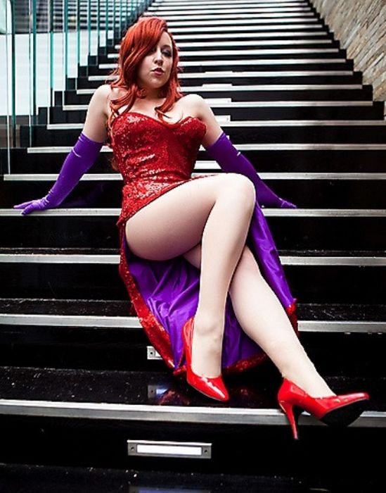 Симпатичные девушки празднуют Хэллоуин