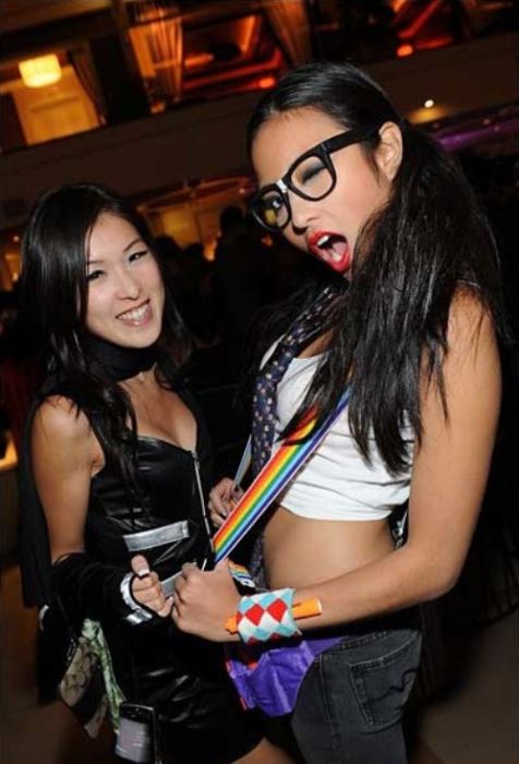 Симпатичные девушки празднуют Хэллоуин