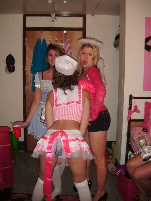 Симпатичные девушки празднуют Хэллоуин