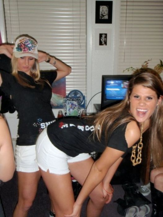 Симпатичные девушки празднуют Хэллоуин