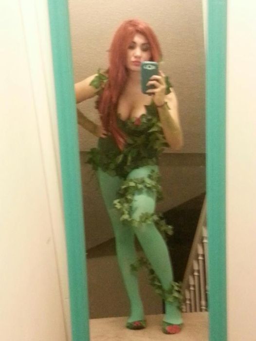 Симпатичные девушки празднуют Хэллоуин