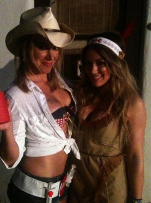 Симпатичные девушки празднуют Хэллоуин