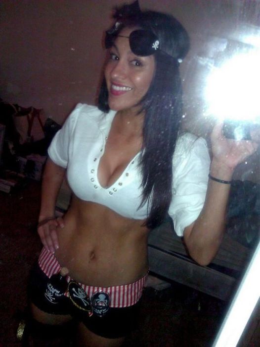 Симпатичные девушки празднуют Хэллоуин