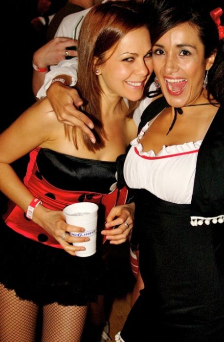 Симпатичные девушки празднуют Хэллоуин