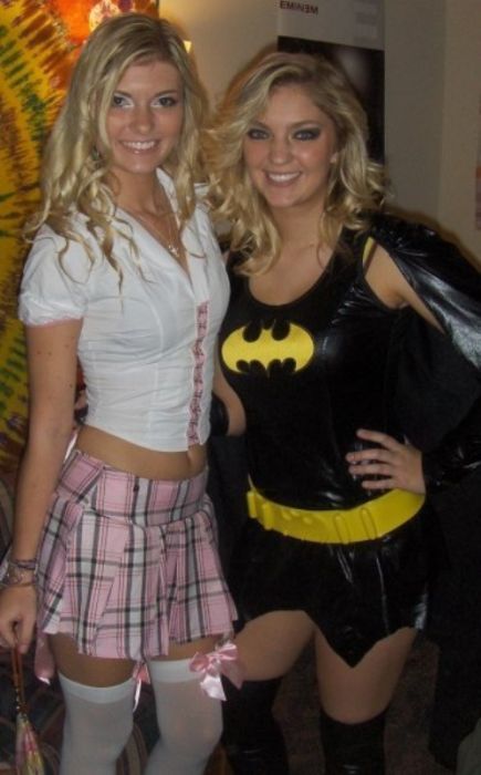 Симпатичные девушки празднуют Хэллоуин