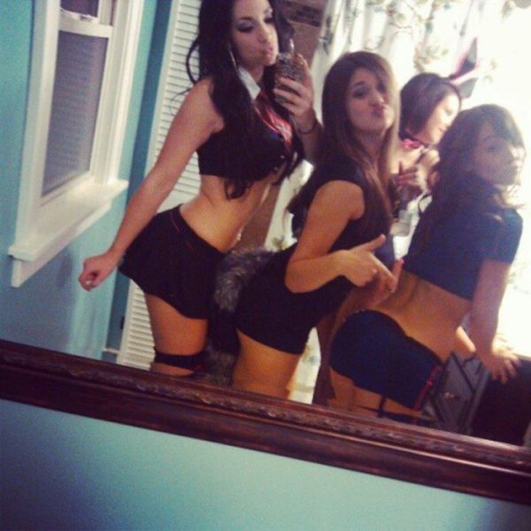 Симпатичные девушки празднуют Хэллоуин