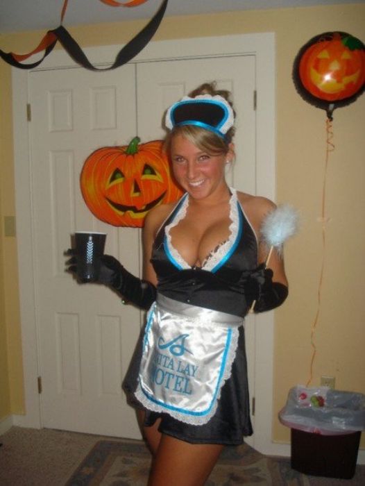 Симпатичные девушки празднуют Хэллоуин