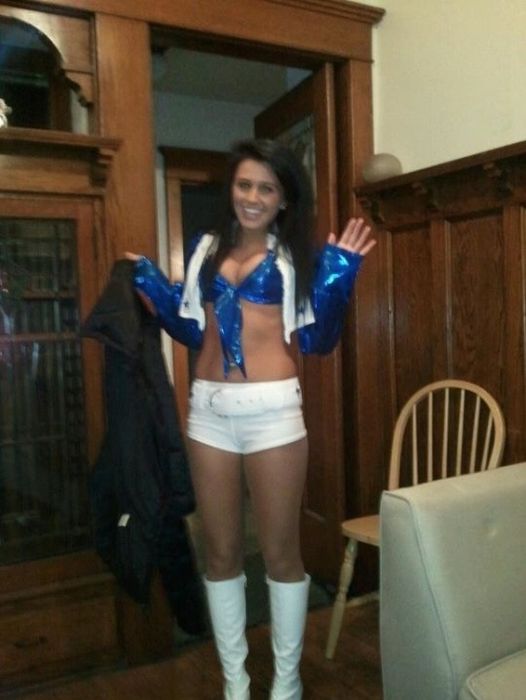 Симпатичные девушки празднуют Хэллоуин