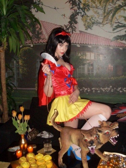 Симпатичные девушки празднуют Хэллоуин