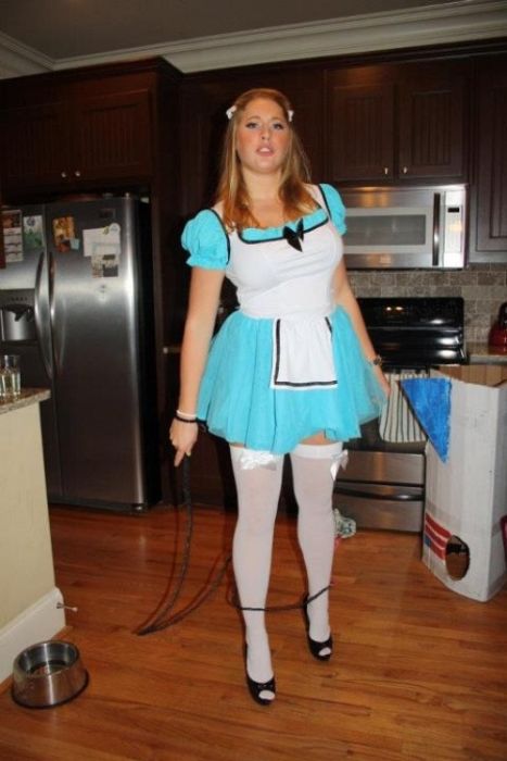 Симпатичные девушки празднуют Хэллоуин