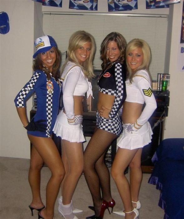 Симпатичные девушки празднуют Хэллоуин