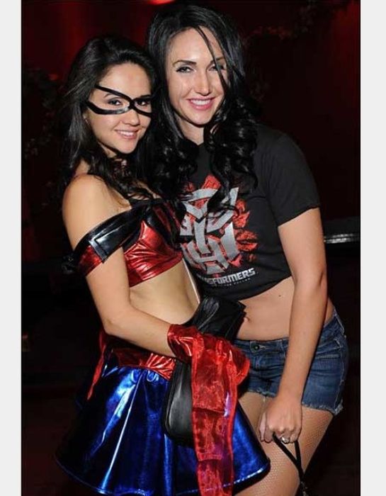 Симпатичные девушки празднуют Хэллоуин