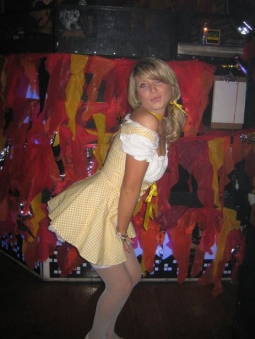 Симпатичные девушки празднуют Хэллоуин