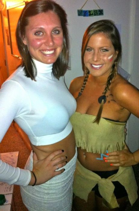 Симпатичные девушки празднуют Хэллоуин