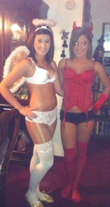 Симпатичные девушки празднуют Хэллоуин