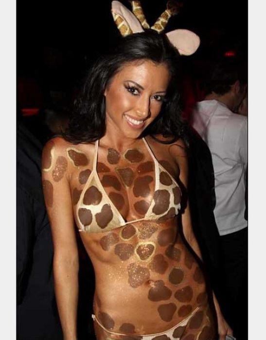 Симпатичные девушки празднуют Хэллоуин