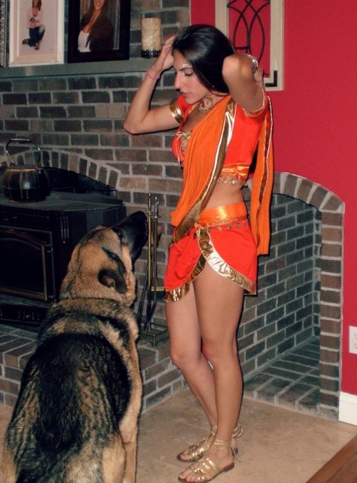 Симпатичные девушки празднуют Хэллоуин