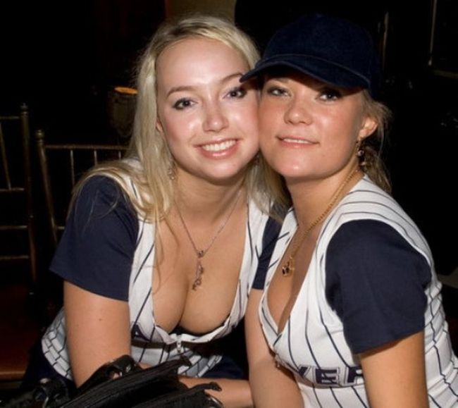 Симпатичные девушки празднуют Хэллоуин