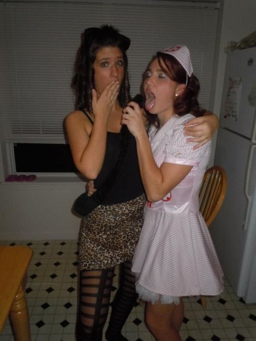 Симпатичные девушки празднуют Хэллоуин