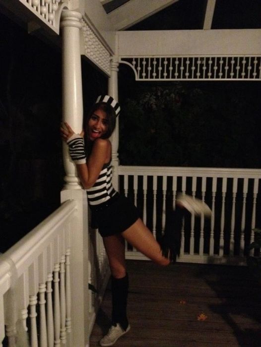 Симпатичные девушки празднуют Хэллоуин