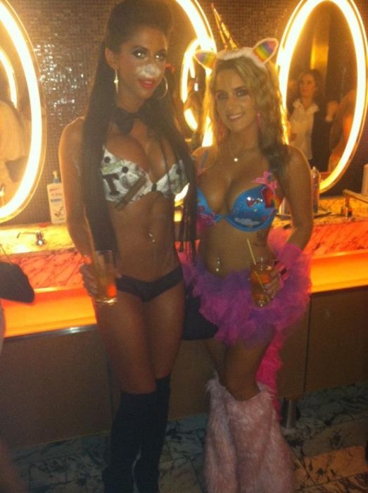 Симпатичные девушки празднуют Хэллоуин