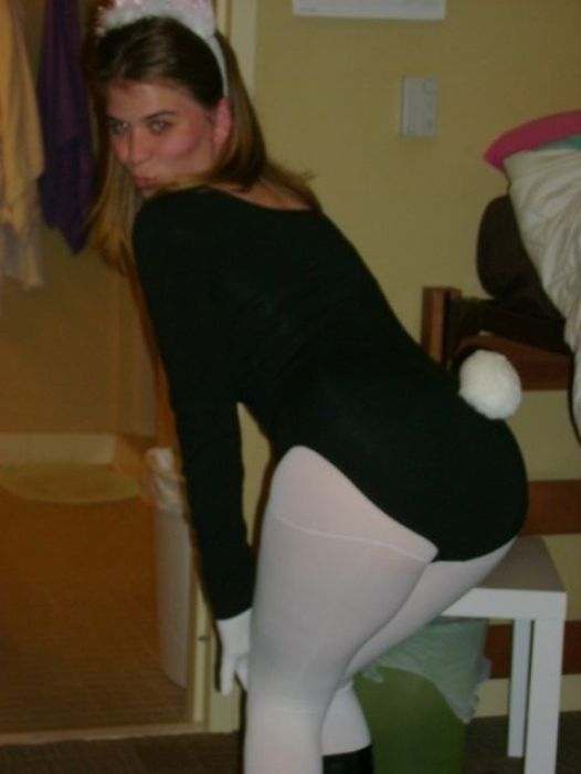 Симпатичные девушки празднуют Хэллоуин