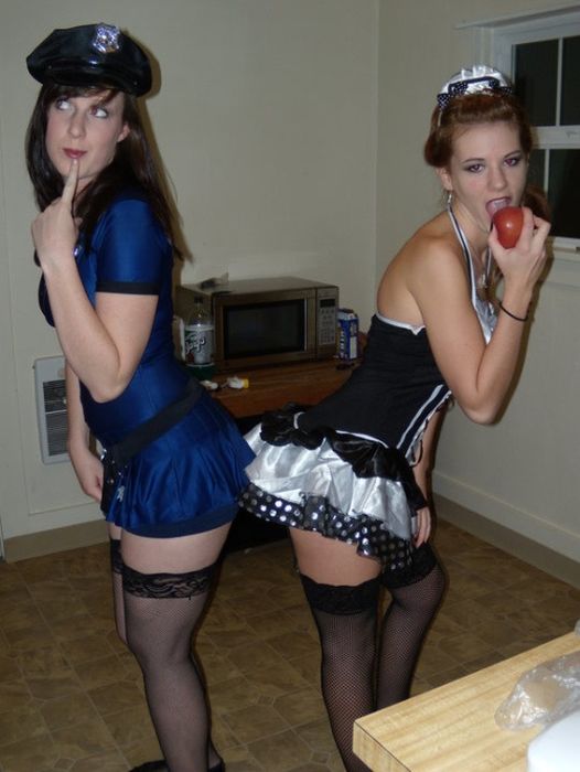 Симпатичные девушки празднуют Хэллоуин