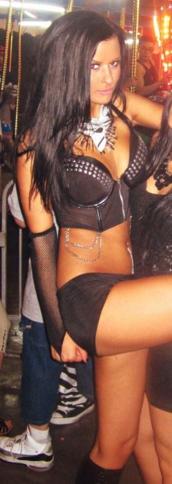 Симпатичные девушки празднуют Хэллоуин