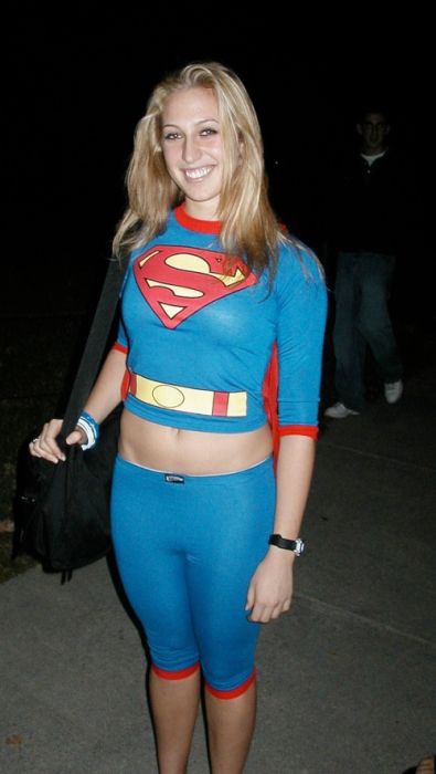 Симпатичные девушки празднуют Хэллоуин