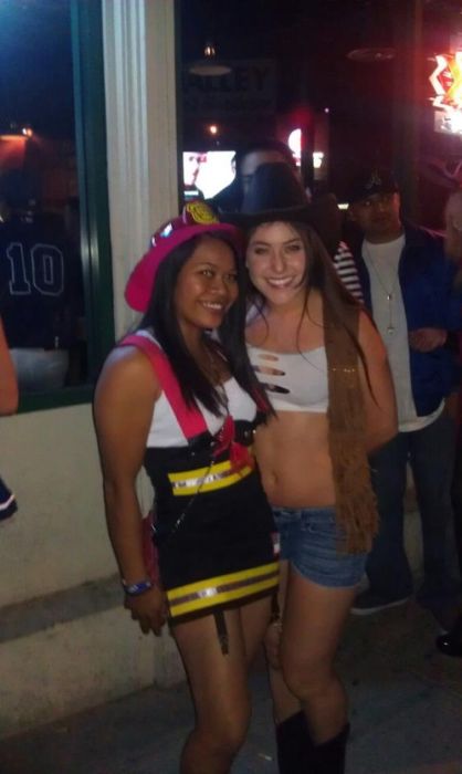 Симпатичные девушки празднуют Хэллоуин