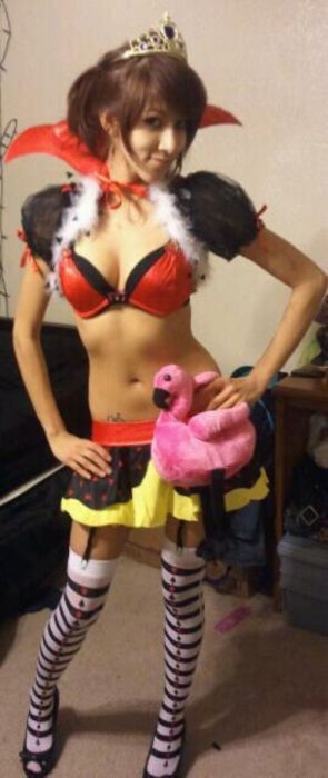 Симпатичные девушки празднуют Хэллоуин