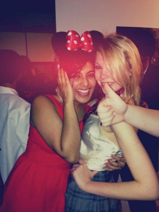 Симпатичные девушки празднуют Хэллоуин