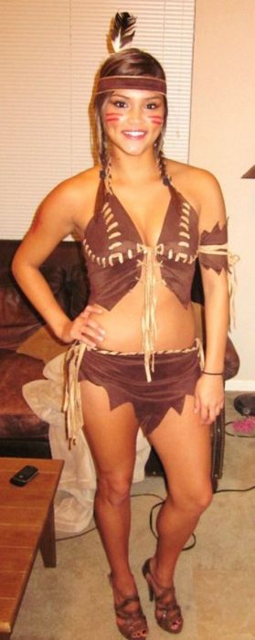 Симпатичные девушки празднуют Хэллоуин