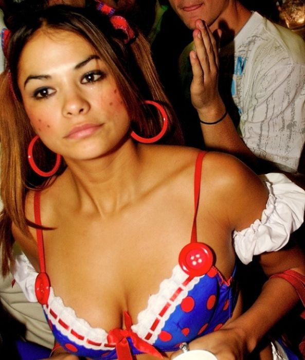 Симпатичные девушки празднуют Хэллоуин