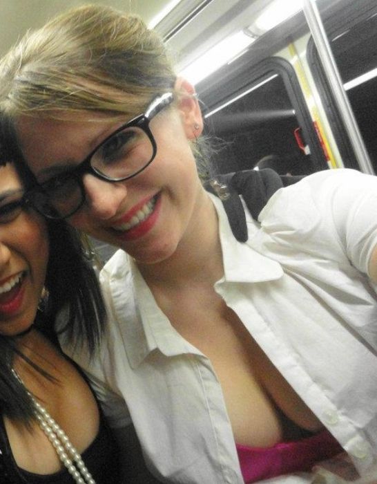 Симпатичные девушки празднуют Хэллоуин