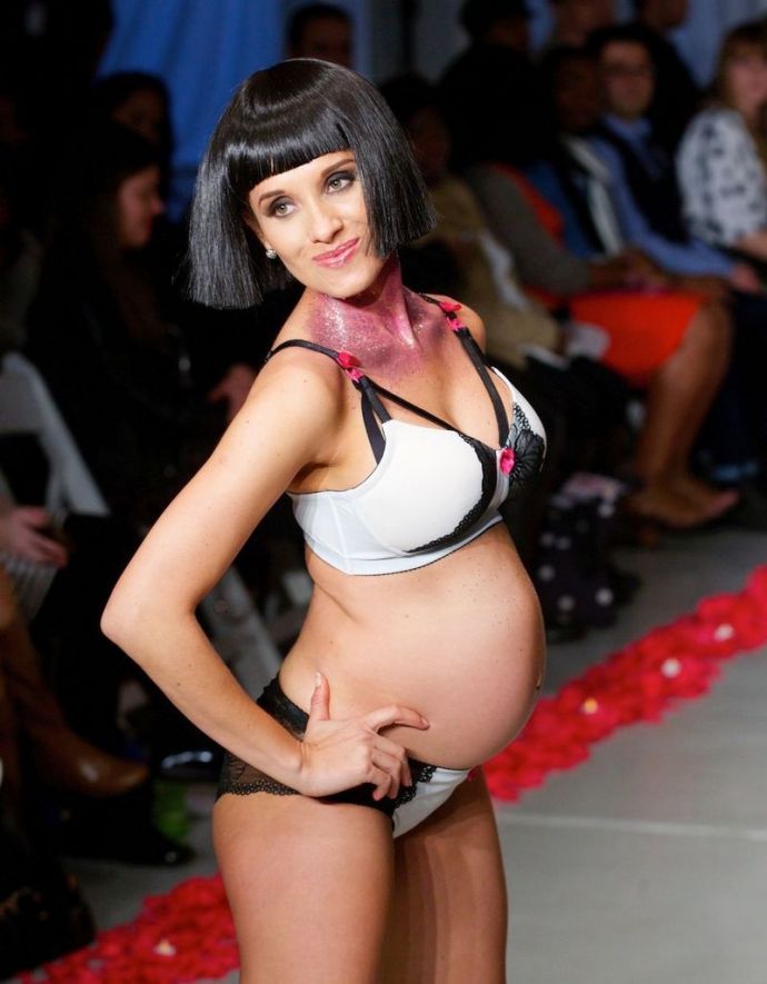 Беременные топ модели на подиуме