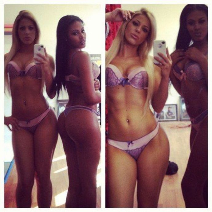 Девушки фотографируют свое отражение в зеркале