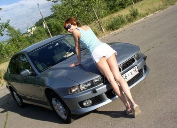 Девушки и их автомобили (фото)