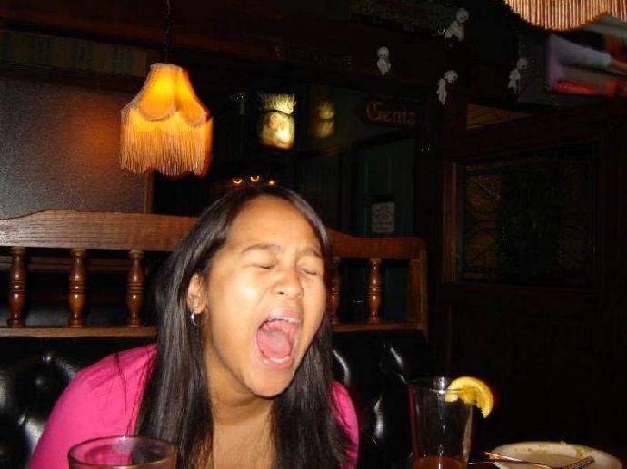 Девушки ловят ртом еду