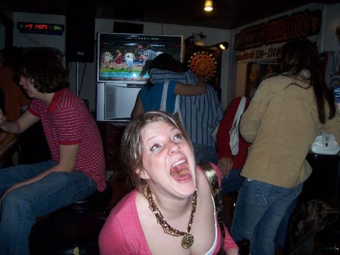 Девушки ловят ртом еду