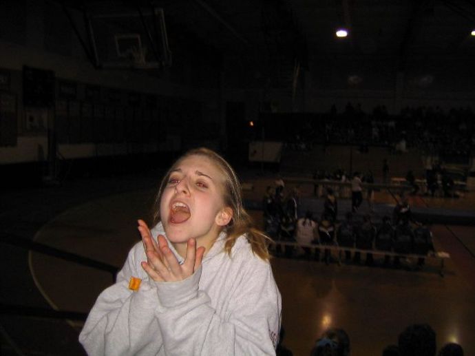 Девушки ловят ртом еду