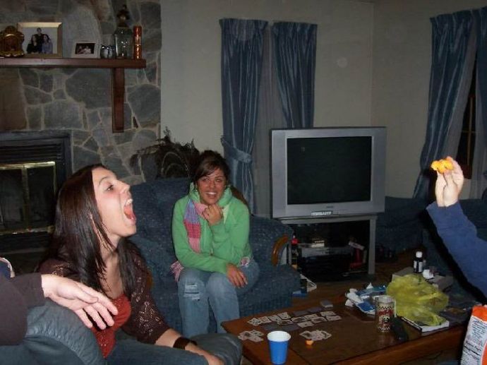 Девушки ловят ртом еду