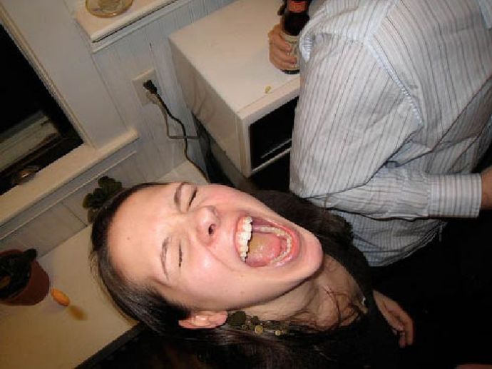 Девушки ловят ртом еду